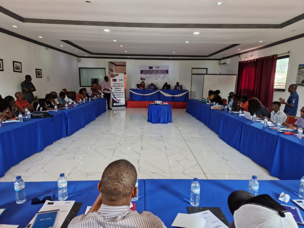 Cinquenta profissionais dos meios de comunicação social durante uma formação sobre o instrumento de monitorização da liberdade de expressão, na Guiné-Bissau.